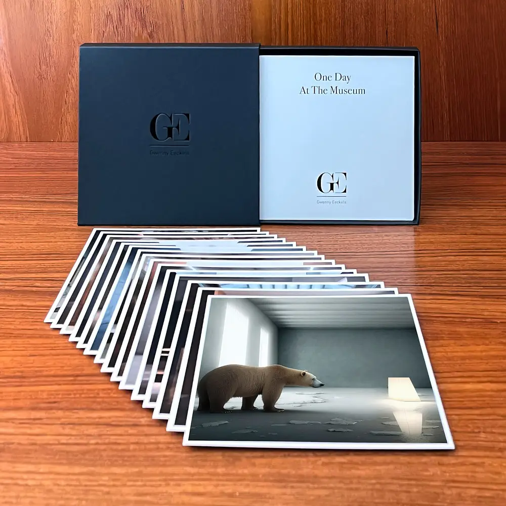 Box 15 art cards one day at the museum. Gwenny Eeckels. Een set van art cards  in een box op een houten achtergrond. Het ttont een foto van een ijsbeer, nanook, in een huiselijke kamer.